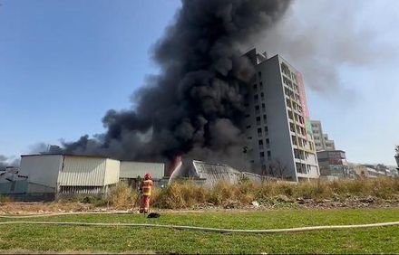 影/亞大旁塑膠工廠火警！黑煙暴竄一路飄宿舍　居民、學生被救出