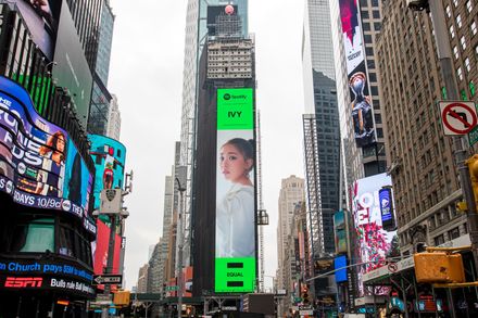 艾薇登紐約時代廣場LED！為女性平權發聲　嗨喊：想飛去跟自己合照