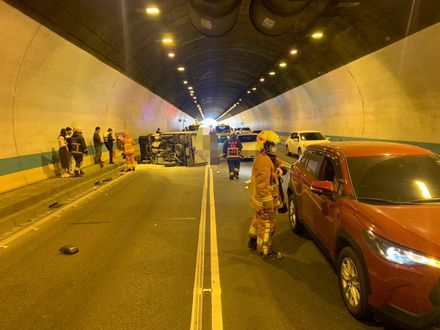 快訊/收假回堵5公里！國3北向中和隧道驚傳3車追撞　貨車側翻90度