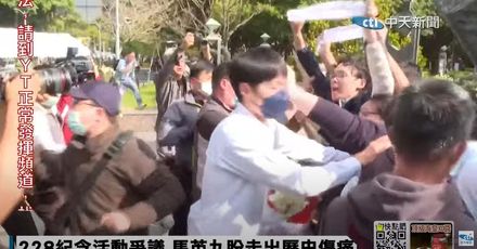 快訊/蔣萬安出席228活動致詞到一半　民眾衝上台大喊「殺人兇手」