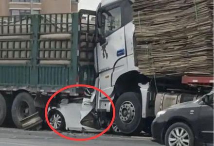 影/驚悚！「瞬間成鐵餅」影像曝光…轎車遭大貨車追撞壓扁　目擊者:司機未剎車