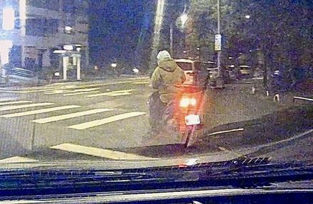 半夜騎車路口與警車一起等紅燈　他心虛加速右轉下場慘了