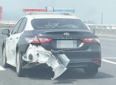 影/剛追完槍擊要犯？警車國道行駛竟「屁屁脫落」亂飄　強風吹襲險變飛鏢