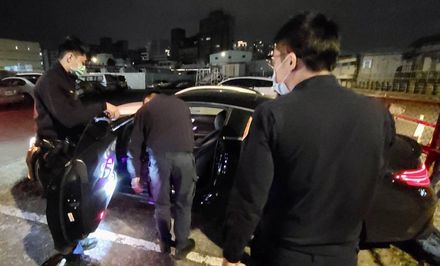快訊/新店寶中路晚間黑衣人聚眾　警趕赴現場強勢帶回21人