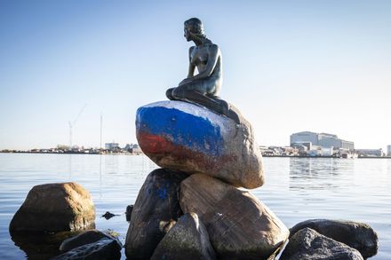 丹麥小美人魚銅像又遭破壞　底座遭不明人士塗漆俄國國旗