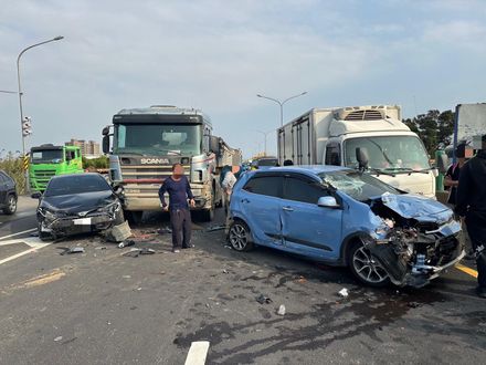 影/桃園楊梅5車追撞！曳引車撞砂石車轎車外加貨車　現場一片混亂