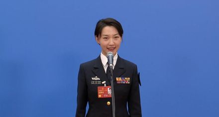 大陸兩會/「請保持距離」！曾英語喊話外軍艦機　遼寧艦美女少校亮相代表通道