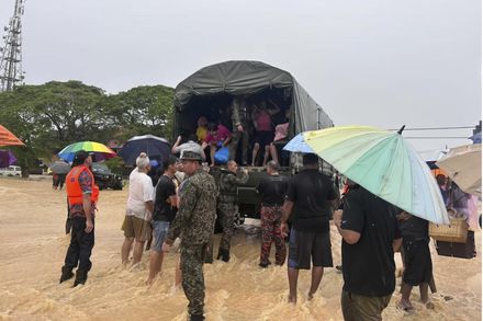 洪水肆虐！馬來西亞「災民困屋頂」　釀4死、4萬人流離失所
