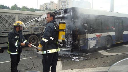 10死6傷！祕魯50人小巴與摩托計程車對撞起火　兩車燒到只剩車架