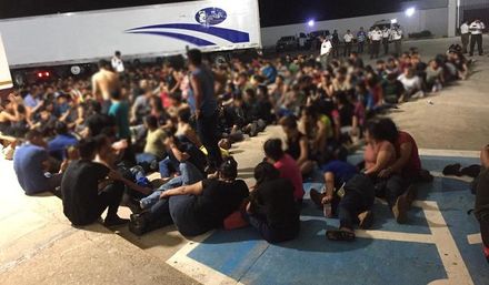 影/343人擠一輛貨車！墨西哥東南部查獲大批非法移民遭丟包　司機烙跑不見人影