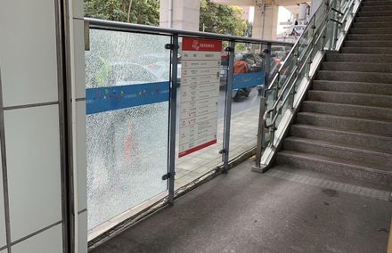 快訊/淡海輕軌、公車站遭槍擊　多處玻璃遭擊破警追查