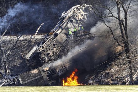 美國西維吉尼亞州運煤列車撞上落石出軌　車頭起火燃燒3人受傷