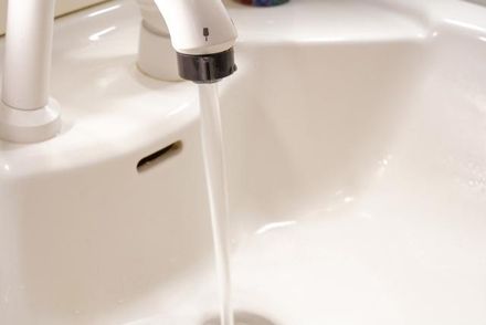 洗手台尿尿符合人體工學？他直呼「方便又省水」　網友回應兩面倒