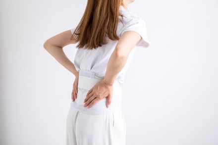 腰痠背痛恐是「肌肉流失」導致！醫授「3招自救」不愛吃1物要小心