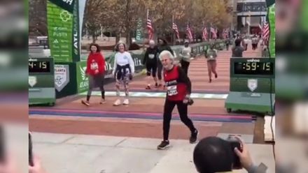 阿嬤超狂！她98歲「不到1小時」跑完5公里馬拉松　2度成世界紀錄保持者