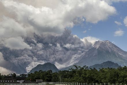 印尼梅拉比火山噴發　火山雲高達7公里幸無災情傳出