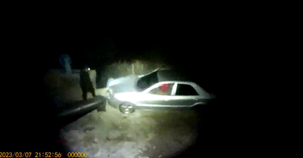 影/未注意漲潮！小客車卡海堤外沙灘嘉義夫婦受困車內　員警與民眾下水搶救
