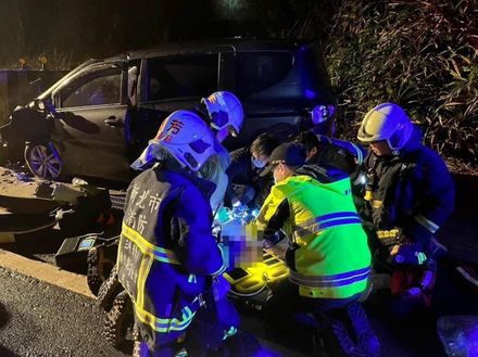 快訊/瑞芳台二線自撞「車頭全爛」！駕駛拖出車外「已無呼吸心跳」