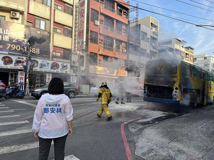 影/高雄鳳山商工校車突起火　司機和學生急逃生幸無人傷亡