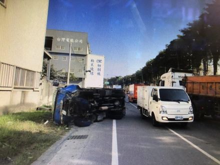 影/高雄大寮連環車禍！她待轉遭追撞…對向貨車慘遭波及翻車