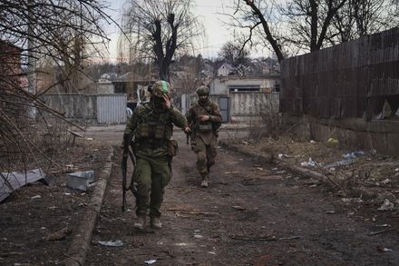 影/俄軍「違規」使用白磷彈轟炸烏克蘭前線   化學物質引燃植被範圍近「足球場大小」