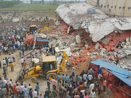 影/印度馬鈴薯倉庫屋頂坍塌11人喪生　尚有人員失蹤生死未卜
