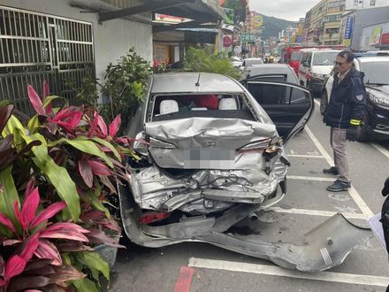 快訊/礁溪小客車遭遊覽車追尾暴衝民宅！轟然巨響2傷送醫