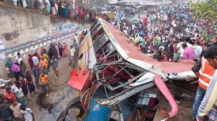 孟加拉驚傳重大車禍！巴士失控撞護欄墜10公尺溝渠　19人喪生