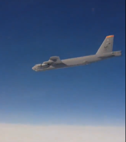 影/美B-52轟炸機掃過邊境　俄羅斯急派蘇愷35升空防禦