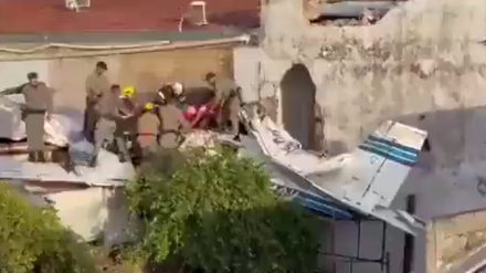 影/禍從天降！巴西小飛機墜毁砸穿民宅屋頂　嚇壞屋內住戶釀2死4傷