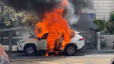 快訊/台南警分局門前油電車突竄火！火勢猛烈車輛付之一炬