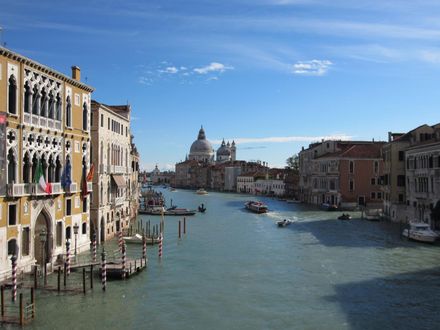 魯莽遊客3樓跳運河危險動作引眾怒　威尼斯市長：頒發愚蠢證書給他！