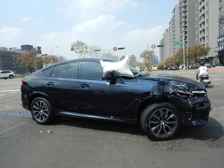 影/BMW X6對撞貨車遭米襲擊！　女酒駕闖紅燈「慘！車還是借來的」