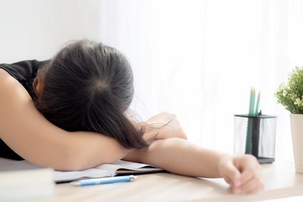 午休「這樣睡」越睡越傷身！醫：趴睡壓迫神經導致5問題