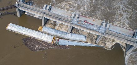 影/美國拖船意外擦撞建築物　運送1400噸甲酫駁船沉入俄亥俄河