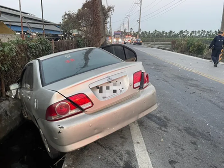 影/驚悚！直擊路口生死一瞬間　轎車遭撞進水溝駕駛撿回一命