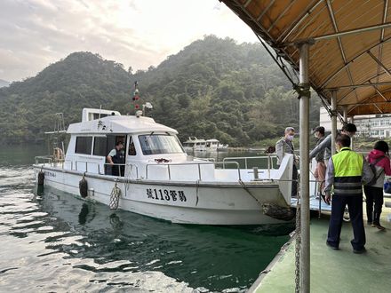 翡翠水庫南岸原住戶返鄉掃墓嘸路走！33年船長開專船接駁暖喊「秉持助親人心情」