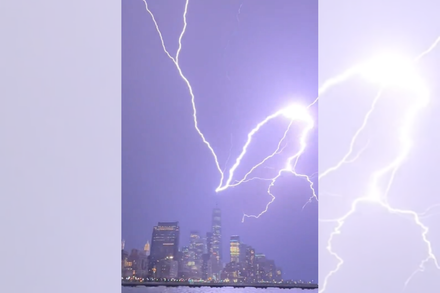 影/紐約世貿中心一號大樓雷暴中遭閃電擊中　驚人畫面曝光
