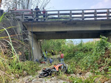影/台3線大埔段24歲重機騎士撞護欄　飛墜6米橋下