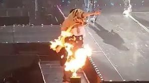 險變火球！韓男團演唱會突遭火燒身　駭人畫面曝光嚇壞粉絲