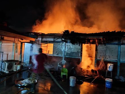 台南「三合院失火」！神明廳深夜全燒毀　起火畫面驚曝