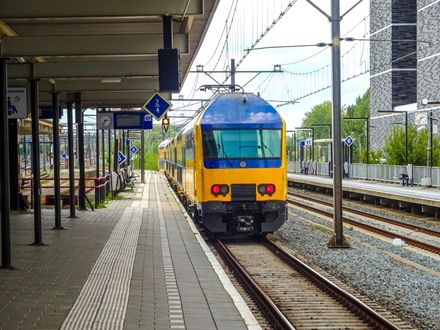 荷蘭載運50人火車撞貨運列車出軌　傳多人重傷