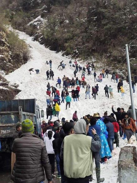 影/印度喜馬拉雅山區雪崩　至少7遊客罹難多人受困