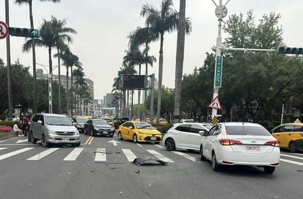 影/撞擊影片曝光！北市中山南路小黃撞BMW　造成6車追撞3人輕傷