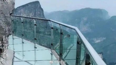 張家界熱門景點天門山傳輕生事件　4名遊客翻越玻璃棧道護欄跳崖