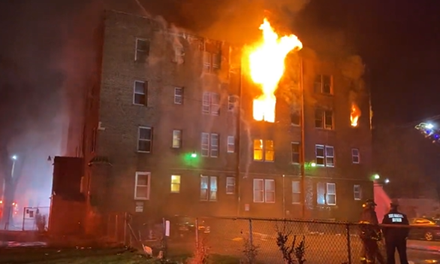 影/美底特律公寓驚傳暗夜大火11人受傷　建築物付之一炬