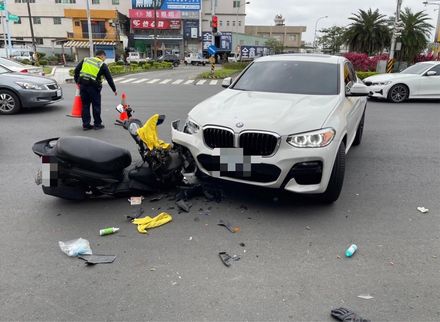 影/死亡一瞬！雙載機車撞BMW、人空中翻一圈　兄死妹重傷