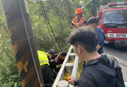 快訊/北宜公路機車自撞護欄　19歲女騎士噴飛險墜崖