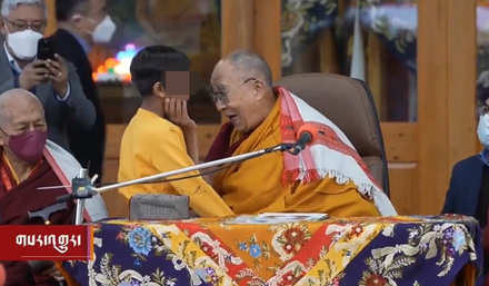 影/「你可以吸我舌頭」！達賴喇嘛親吻男童爆爭議　發聲明道歉