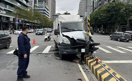 快訊/林口貨車自撞分隔島車頭全毀　駕駛失去意識送醫急救